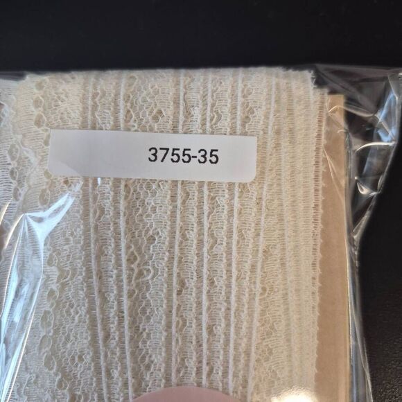 Lace, Vintage Ivory Edging Scalloped 5/8" wide x 15 yds - Picture 3 of 3